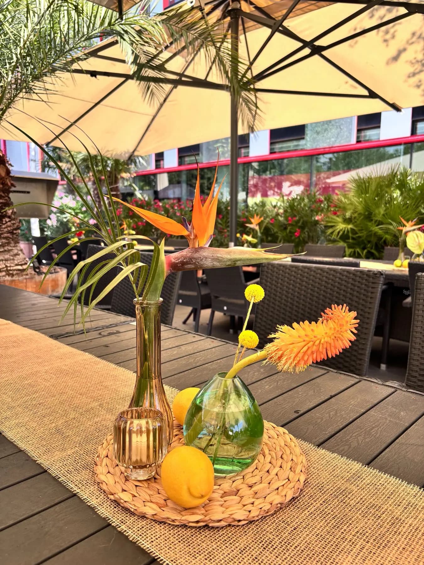 Echte Tischdekoration von Blumen und mehr im Palm Beach Stuttgart