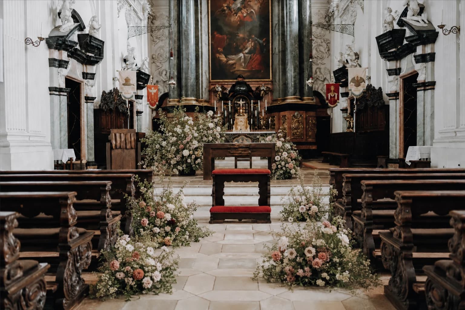 Florale Gestaltung einer historischen Kirche