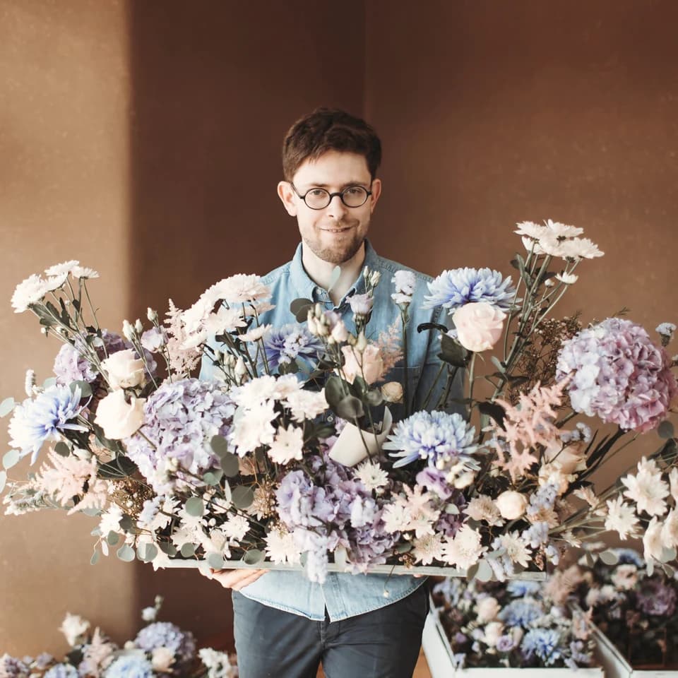 Florist bei Blumen und mehr mit einer üppigen floralen Arbeit