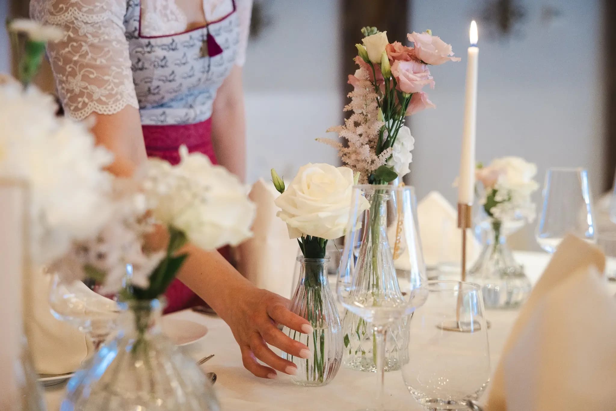 Floristin von Blumen und mehr bei der Gestaltung einer Hochzeitstafel