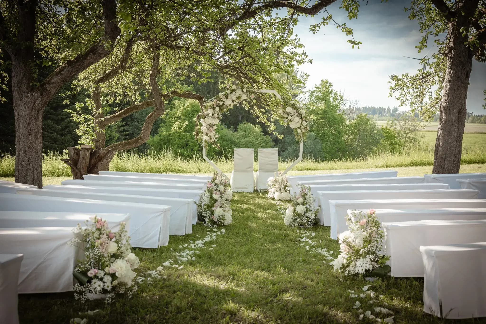 Freie Trauung mit Floristik von Blumen und mehr im Obstgarten des Rössle Rechenberg