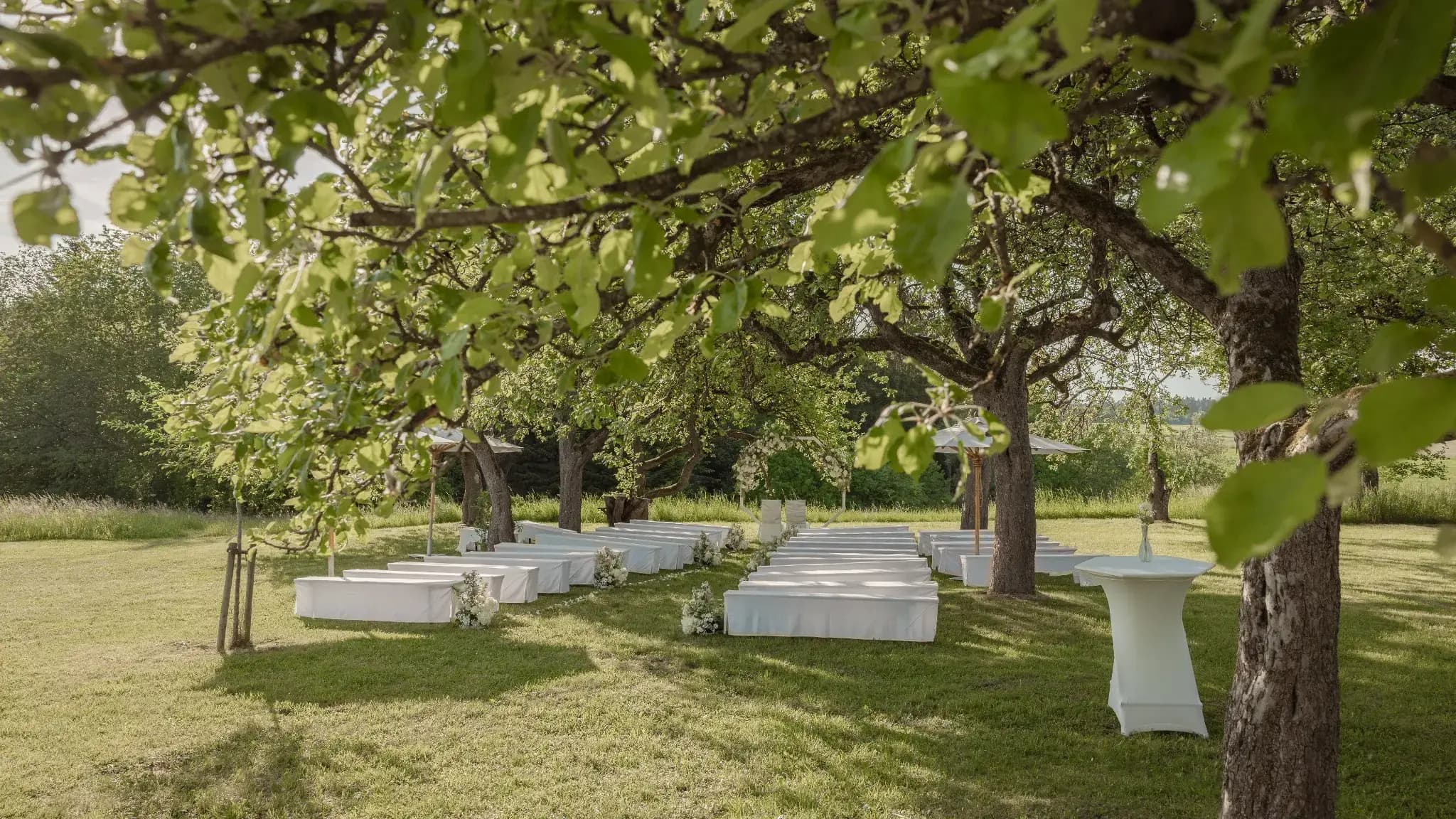 Der Obstgarten des Rössle Rechenberg mit vorbereiteter freier Trauung