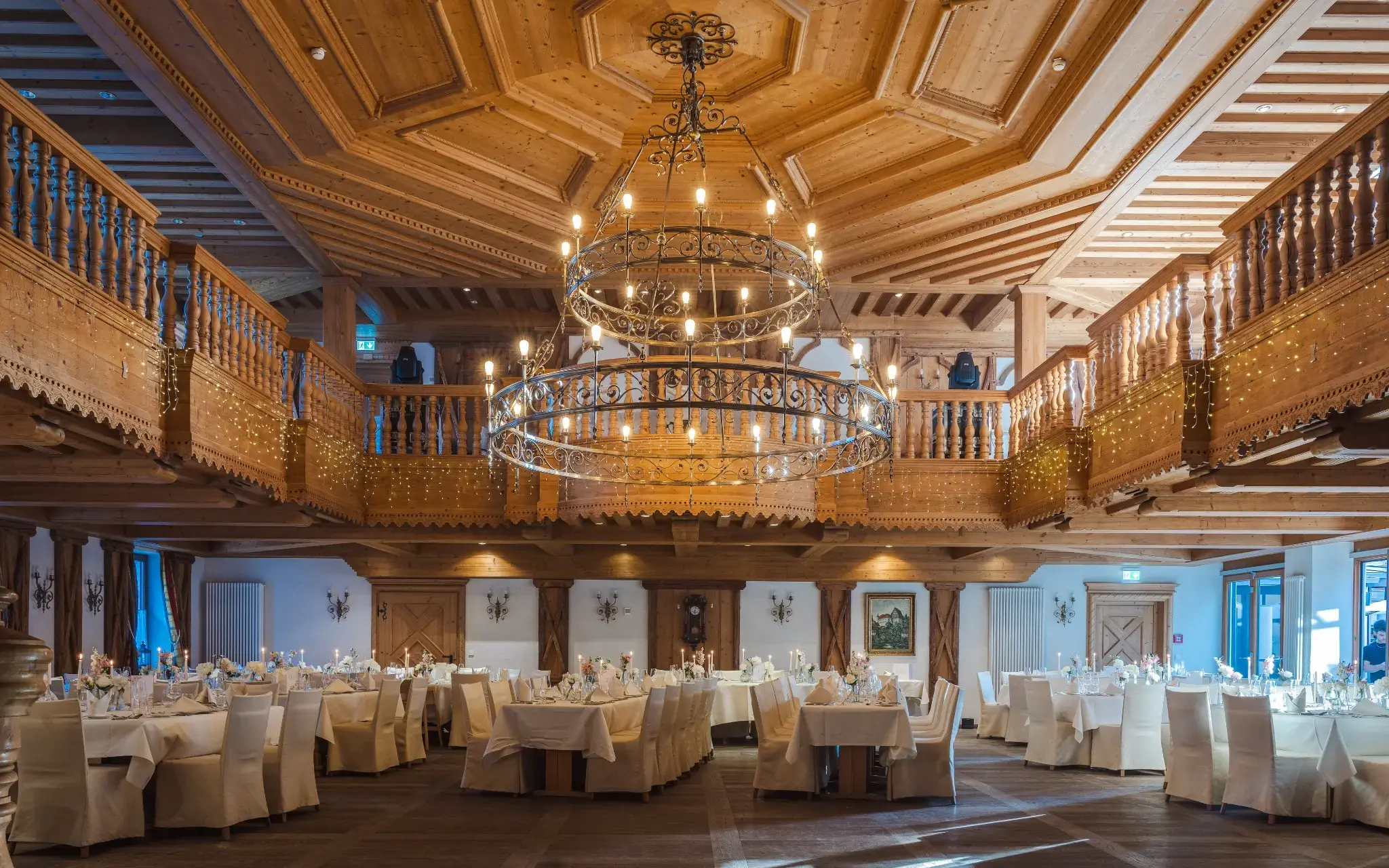 Festlich gedeckter Saal des Rössle Rechenberg