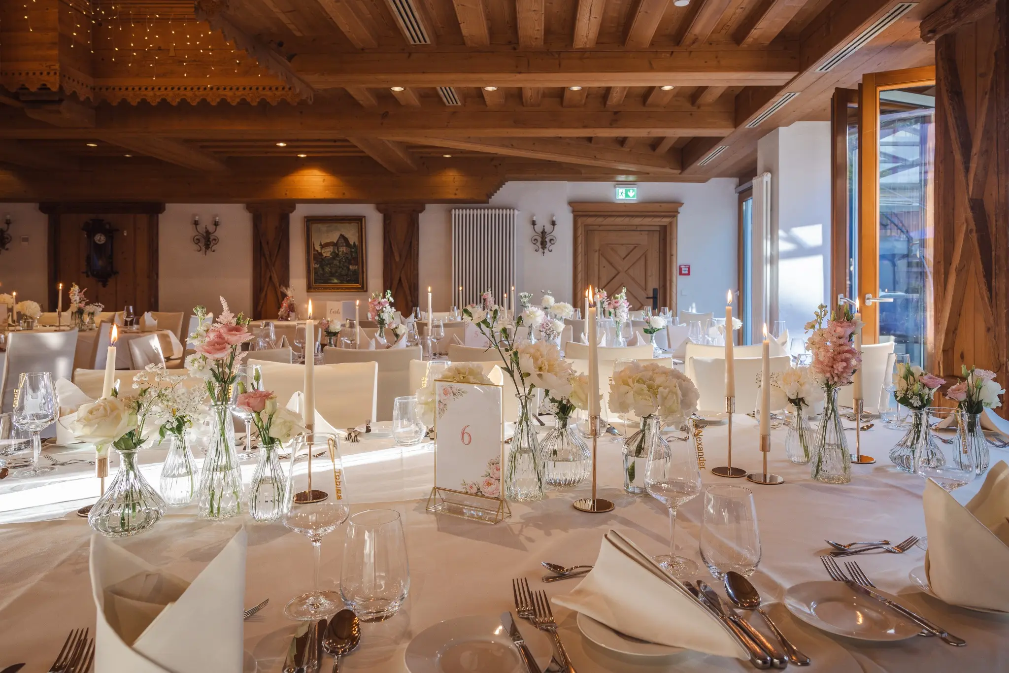 Festlich gestaltete Hochzeitstafel mit Floristik von Blumen und mehr im Rössle Rechenberg