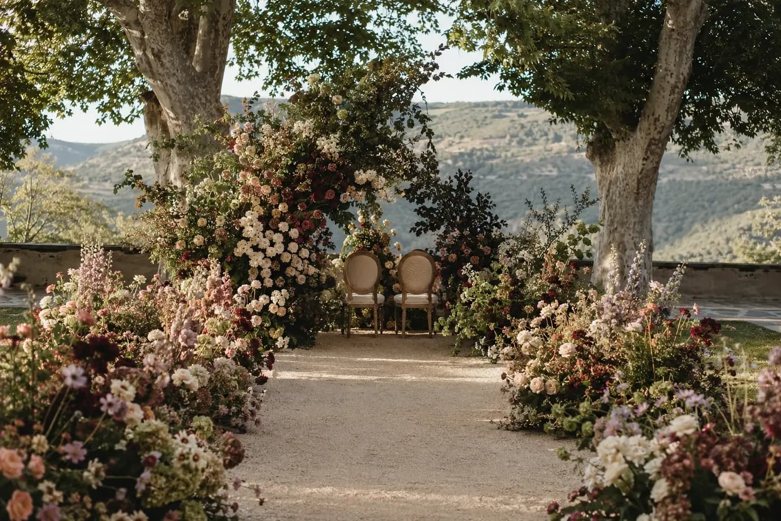 Opulente florale Trauung unter großen Bäumen